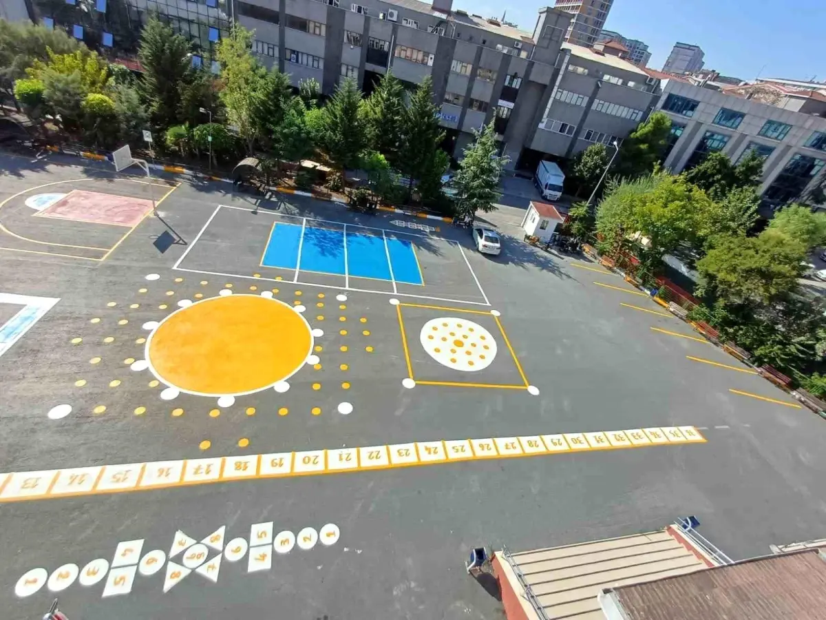 Bağcılar’daki Okul Bahçeleri Rengarenk Oyun Alanlarıyla Donatıldı