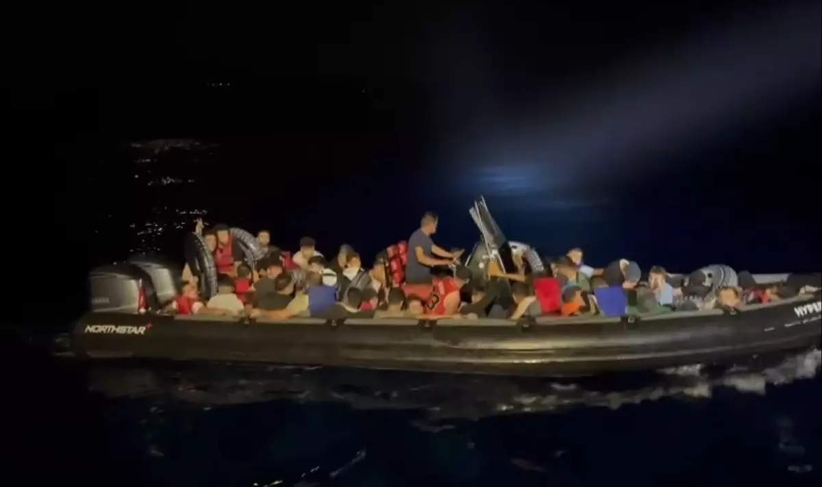 Fethiye açıklarında lastik botta 48 düzensiz göçmen yakalandı