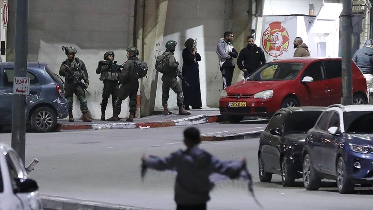 İsrail ordusu, işgal altındaki Batı Şeria’da 22 Filistinliyi gözaltına aldı