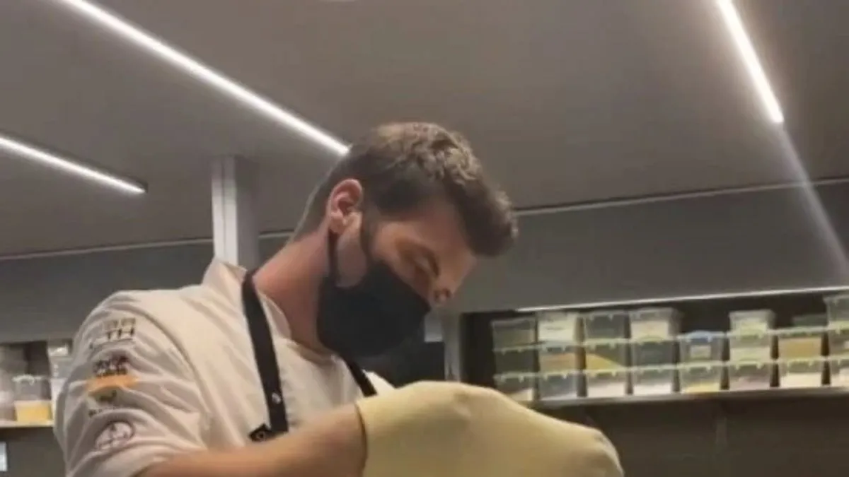 Kıvanç Tatlıtuğ sınıfın en çalışkanı oldu! Londra’daki ünlü mutfak okulunda derslere başladı